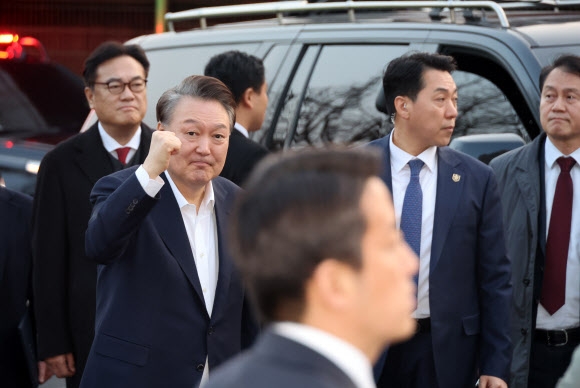 윤석열 대통령, 한남동 관저 앞 도착