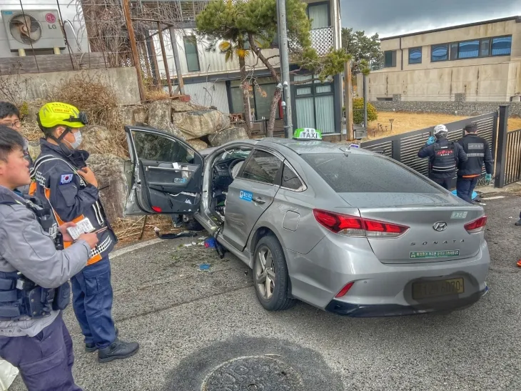 지난 6일 울산 울주군 서생면 진하리에서 발생한 택시 사고 현장. 울산소방본부 제공