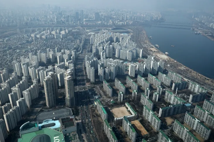 지난 9일 서울 롯데월드타워 전망대에서 바라본 송파구 아파트 단지 모습. 연합뉴스