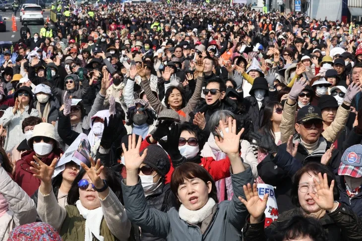 9일 서울 용산구 한남동 대통령 관저 인근에서 열린 사랑제일교회 연합 예배에서 참가자들이 예배를 드리고 있다. 연합뉴스