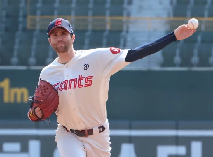 롯데 자이언츠 찰리 반즈가 9일 부산 사직야구장에서 열린 2025 KBO리그 시범경기 KIA 타이거즈와의 홈 경기에서 공을 던지고 있다. 부산 연합뉴스