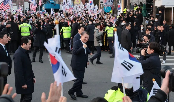 지난 8일 서울구치소에서 석방돼 서울 한남동 관저에 도착한 윤석열 대통령이 주먹을 불끈 쥔 채 지지자들에게 인사하고 있다. 법원이 윤 대통령에 대해 구속 취소를 인용하면서 윤 대통령은 당분간 불구속 상태로 형사재판을 받게 됐다. 연합뉴스