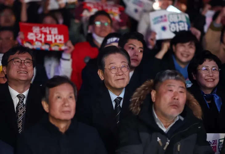 더불어민주당 이재명 대표가 9일 서울 경복궁역 인근에서 열린 ‘윤석열 즉각퇴진·사회대개혁 비상행동, 대통령 탄핵 촉구 집회’에 참석해 미소를 보이고 있다. 2025.3.9. 연합뉴스