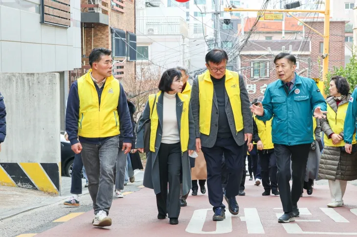 전성수(앞줄 오른쪽) 서울 서초구청장과 지역민들이 지난 7일 방배본동에서 해빙기 안전점검에 나서며 대화를 나누고 있다. 서초구 제공