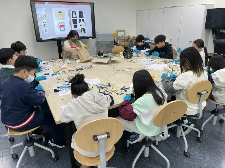 서울 노원구 ‘노원메이커스원’에서 3D펜 수업이 열리고 있다. 노원구 제공