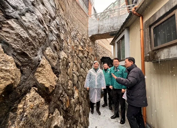 서울 서초구 해빙기 안전점검에서 국민의힘 신동욱(오른쪽에서 두번째) 의원 등 지역 국회의원들이 함께 참여하고 있다. 서초구 제공