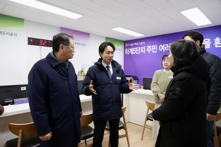 이주안심종합센터를 찾은 서준오 시의원(좌측에서 두 번째)과 황상하 사장