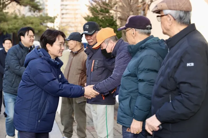 입주민들과 인사를 나누고 있는 서준오 시의원(좌측 두 번째)과 박이강 구의원