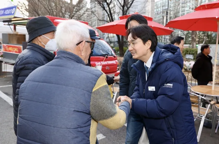 하계5단지 입주민들과 인사를 나누고 있는 서준오 시의원