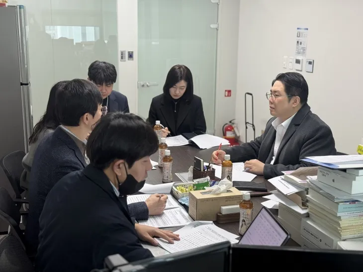 김현석 의원이 과천 지역 고등학교 문제 해결을 위해 경기도교육청 관계자들과 간담회를 진행하고 있다.