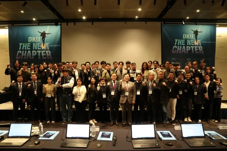 이제영 위원장이 단국대학교 창업지원단 스타트업 행사에 참석해 스타트업 관계자들과 기념 촬영을 하고 있다.