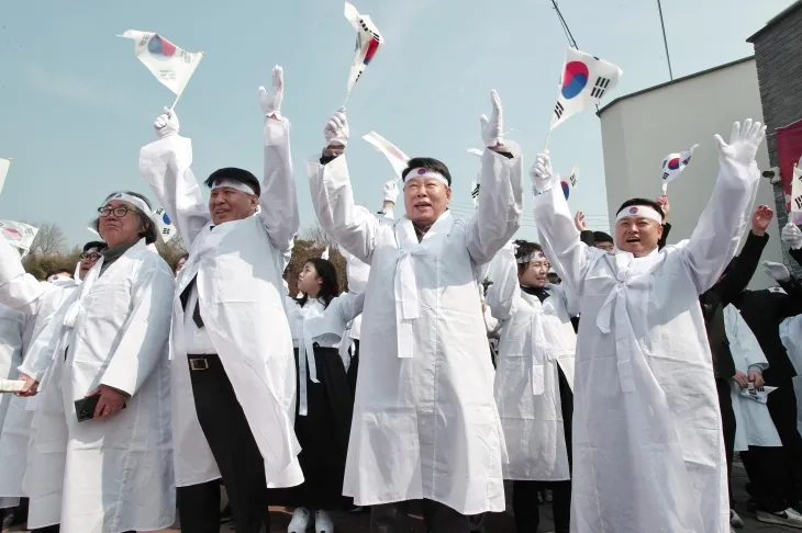 충남 당진 면천공립보통학교 3·10학생독립만세운동 재현 행사가 열리고 있다.