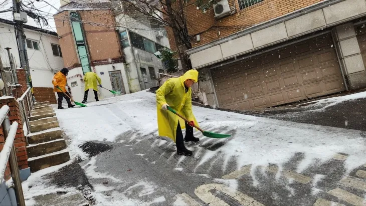 서울 중구가 운영 중인 장충동 모아센터에서 겨울에 제설 작업 중인 모습. 중구 제공
