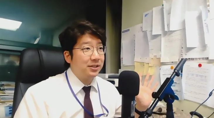 인터넷 소통방송을 진행하는 문성호 의원. 내용과는 무관