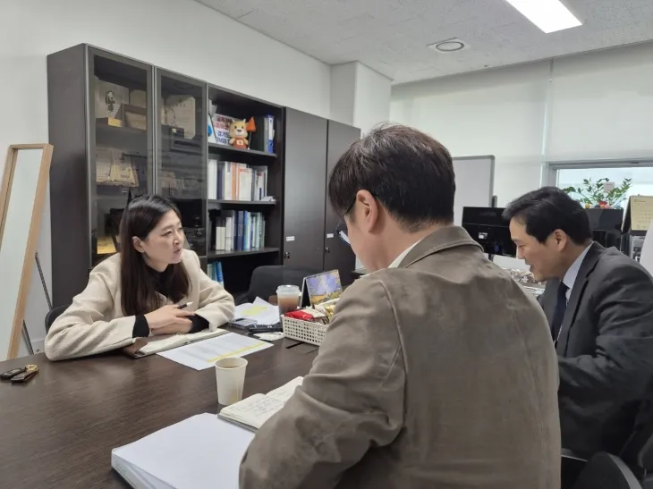장윤정 의원이 경기도교육청 사립학교과와 정담회를 열고 관계자들과 사립학교 교육환경 개선 방안에 대해 논의하고 있다.