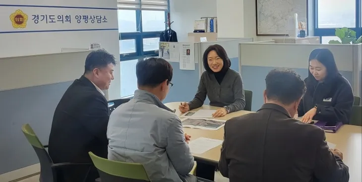 이혜원 의원이 양평상담소에서 용문면사무소 관계자 및 기관단체장이 참석한 가운데 용문면 산책로 조성 사업에 대해 논의하는 정담회를 진행하고 있다.