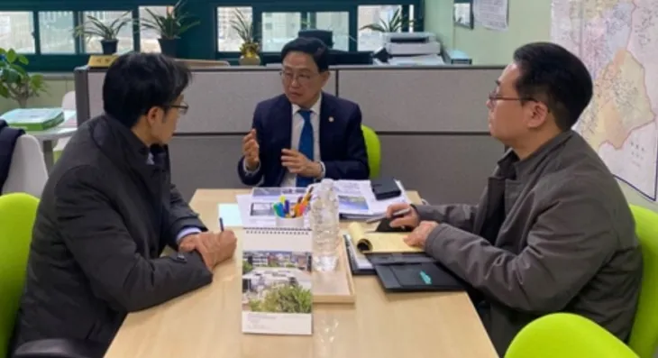 서울시 도시공간전략과장, 팀장으로부터 보고받는 최기찬 의원