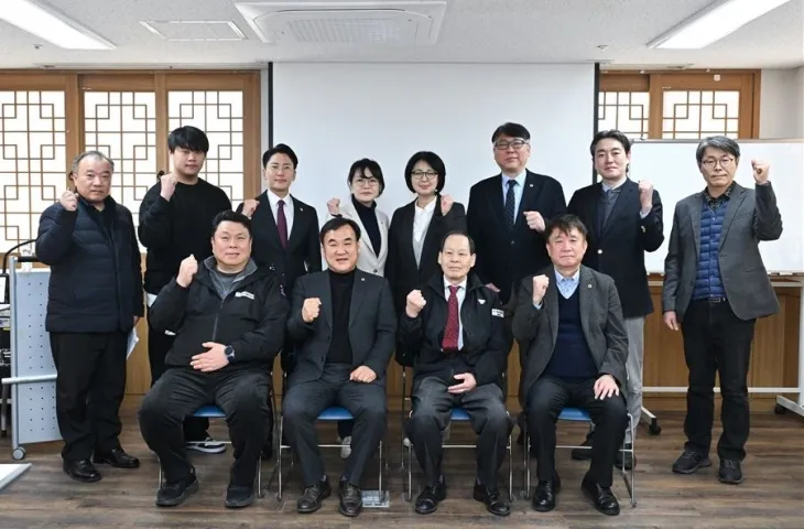 윤기섭 의원이 지난 7일 서울시의원회관 7층 회의실에서 드론기반 메가시티 의원연구단체 간담회 시작 전 기념사진