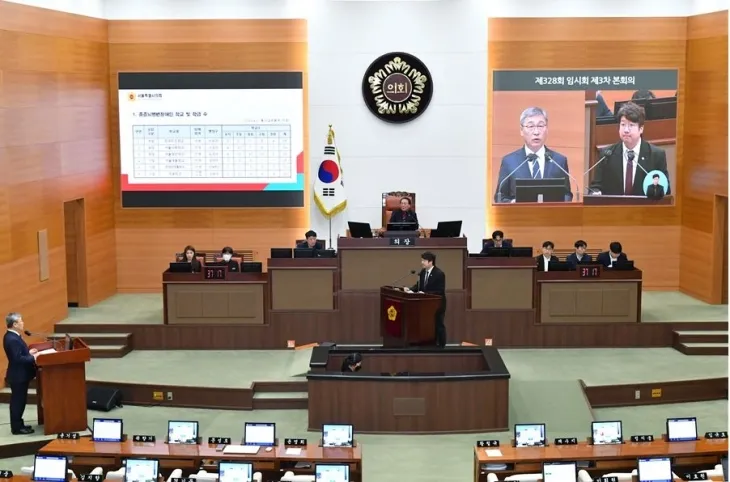 정근식 교육감과 질의중인 문성호 서울시의원. 내용과는 무관