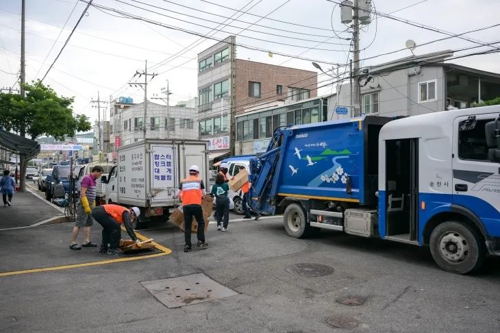 전남 순천시청 환경미화원들이 저상형 안전 청소차량을 이용해 쓰레기 수거 작업을 하고 있다. 순천시 제공