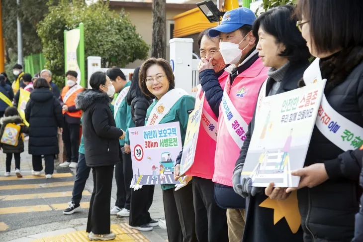 박희영(오른쪽 다섯 번째) 서울 용산구청장이 지난 7일 용산구 신용산초등학교 정문 앞에서 피켓을 든 채 통학로 안전 캠페인에 참여하고 있다. 용산구 제공