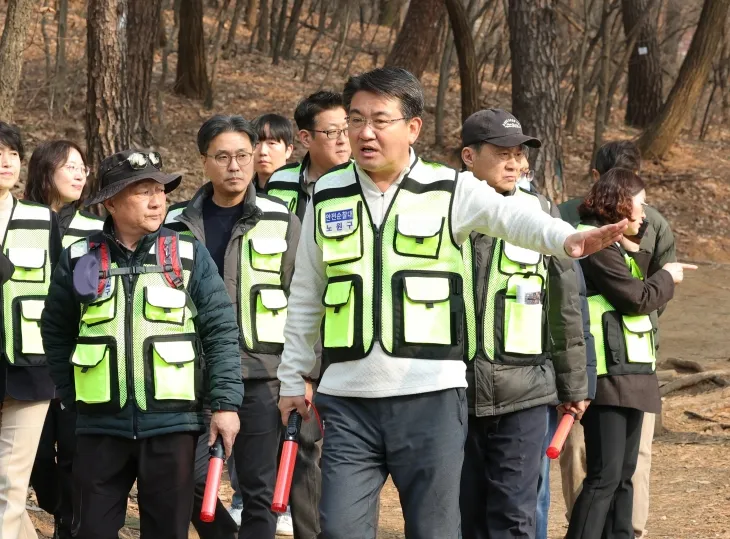 오승록(앞줄 오른쪽) 서울 노원구청장이 지난 7일 불암산 서울 둘레길을 노원안전순찰대 요원들과 함께 걷고 있다. 노원구 제공