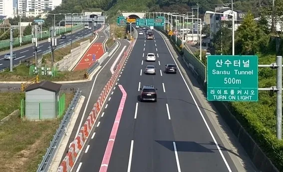 진출로를 도로 왼쪽으로 내 논란이 일었던 지산IC 전경. 안전성을 확보하기 위해 진출로를 도로 오른쪽에 내기로 했다. 광주시 제공