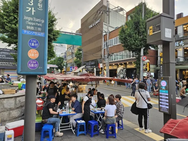 지난해 6월 서울 종로구 종로3가역 앞에 펼쳐진 야외 테이블에서 시민들이 술을 마시고 있다. 연합뉴스