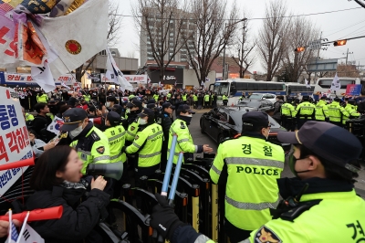 헌재 앞 ‘폭풍전야’...흉기될만한 입간판 치우고 학교는 선고일 휴무