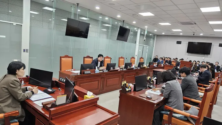 기획재정위원회가 도내 공공기관과 출연금 및 정산 관련 정담회를 진행하고 있다.