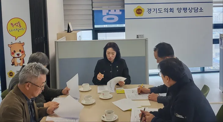 이혜원 의원이 양평상담소에서 단월면 이장 협의회장, 사무국장 등 관계자들과 함께 정담회를 진행하고 있다.