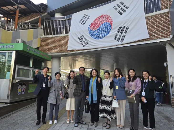 신미숙 의원이 아인초등학교 앞에서 관계자들과 기념촬영을 하고 있다. 신 의원은 무봉,아인,한백초등학교를 방문해 현장체험학습 안전 및 GHP냉난방기 교체 등을 논의했다.