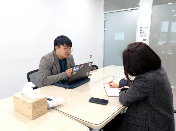 유호준 의원이 경기도의회에서 경기주택도시공사(GH)관계자를 만나 GH에 임대주택 관리업체의 책임을 강화하기 위한 주민들의 제안을 전달했다.