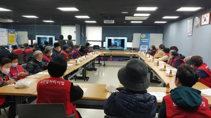 서울 중구의 찾아가는 무인민원발급기 사용법 교육 사진. 중구 제공