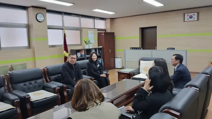 이혜원 의원이 양평고등학교를 방문해 시설 점검을 진행하며 학교 관계자들과 소통하고 있다.