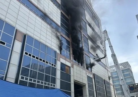 경기 고양시 일산동구의 한 상가 건물에서 불이 나 122명이 대피하는 소동이 빚어졌다. 독자 제공