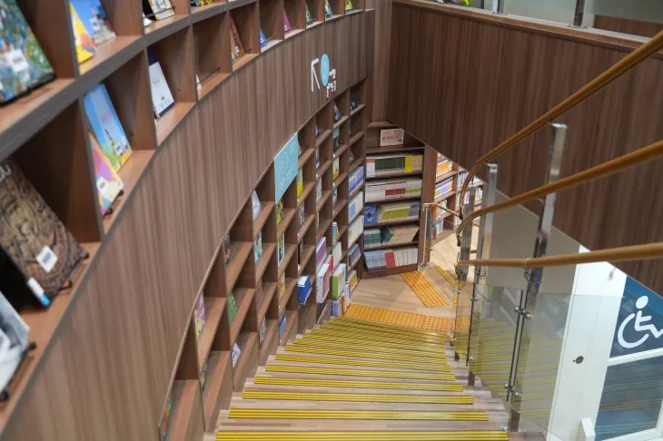 지난달 4일 문을 연 부산 기장군 일광초등학교 별빛도서관 내부. 부산시교육청 제공