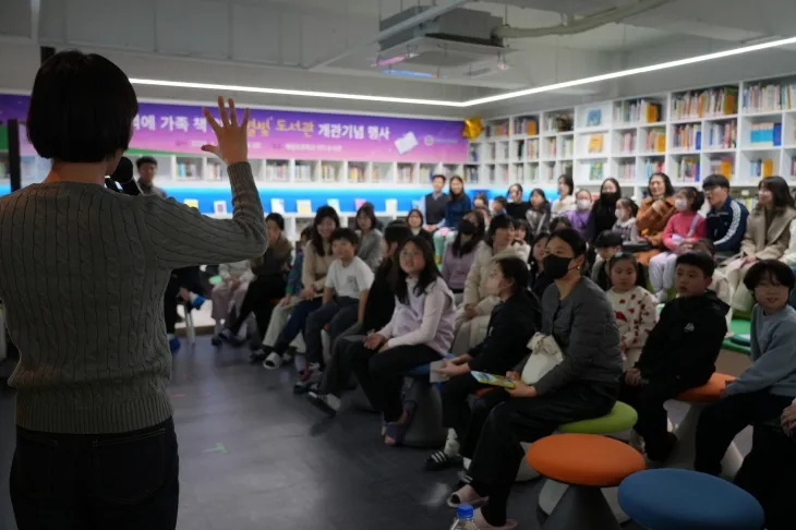 해운대구 해강초등학교 별빛도서관에서 ‘다정한 고릴라 목욕탕’ 저자인 박미라 동화작가와의 만남 행사가 진행되고 있다. 부산시교육청 제공