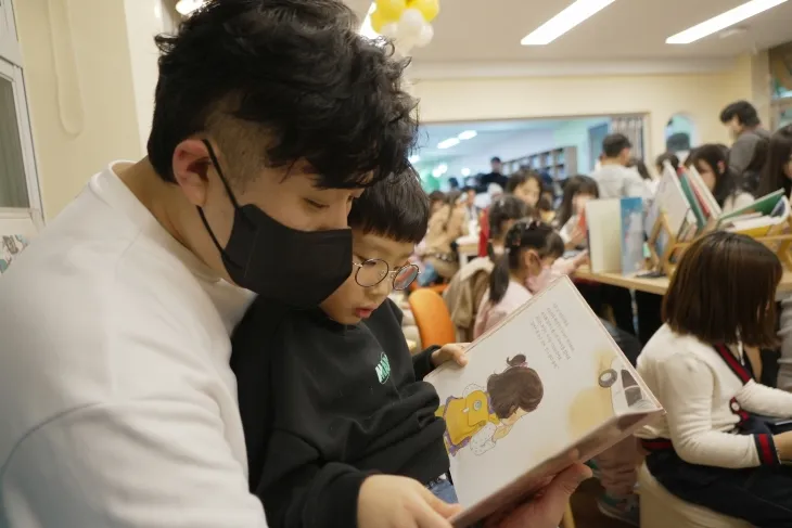 중구 보수초등학교 별빛도서관에서 아빠와 아들이 함께 책을 읽고 있다. 부산시교육청 제공