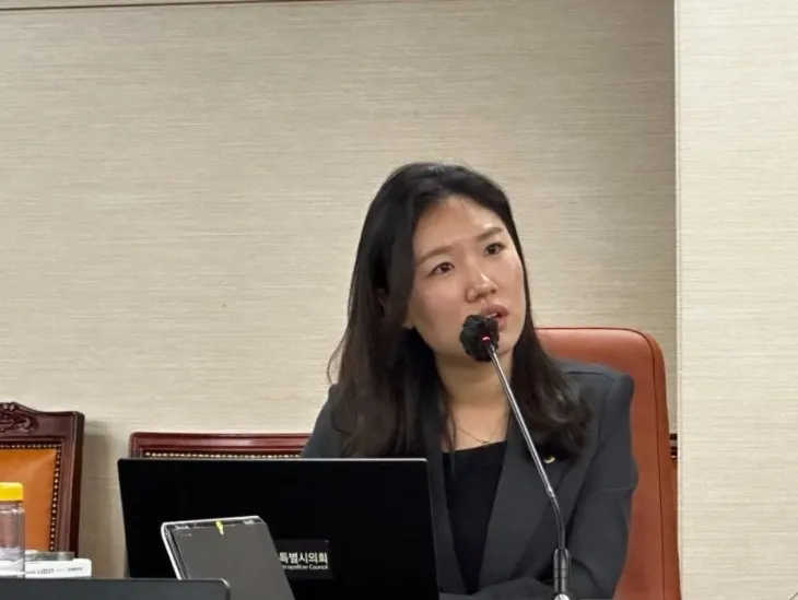 이소라 의원이 제327회 서울시의회 정례회 제8차 교육위원회에서 질의를 하고 있다.