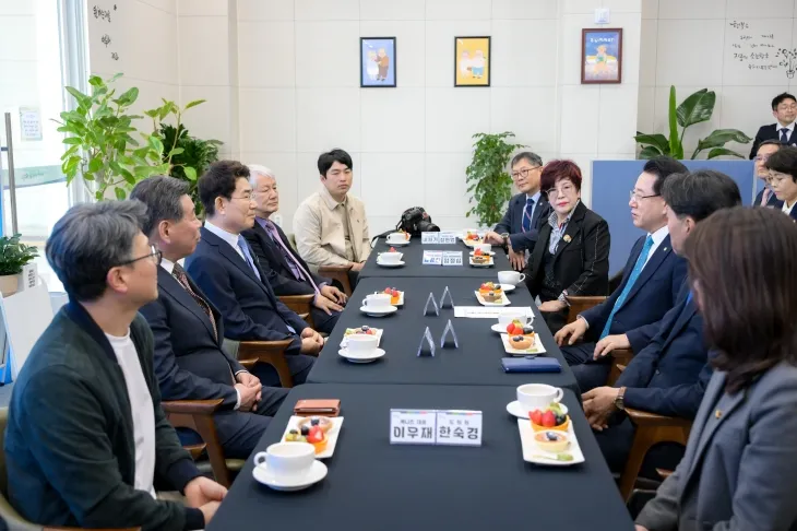 노관규 시장과 김영록 지사가 ‘순천시 정책비전 투어’ 행사에 앞서 접견실에서 환담을 나누고 있다.