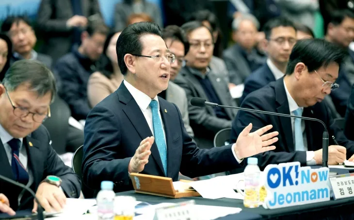 김영록 전남도지사가 13일 순천시 어울림체육센터 다목적체육관에서 열린 ‘순천시 정책비전 투어’ 행사에서 인사말을 하고 있다.