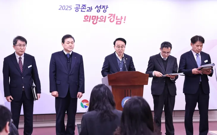 부산진해경제자유구역청이 17일 경남도청에서 기자회견을 열고 웅동1지구 정상화 추진 계획을 밝히고 있다. 2025.3.17. 경남도 제공