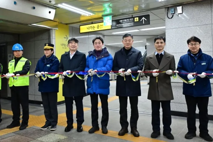 지난 17일 가산디지털단지역 7호선 #6출입구(구. #4 출입구) 승강편의시설(E/S) 확장 개통식에 참석한 김성준 의원(가운데)