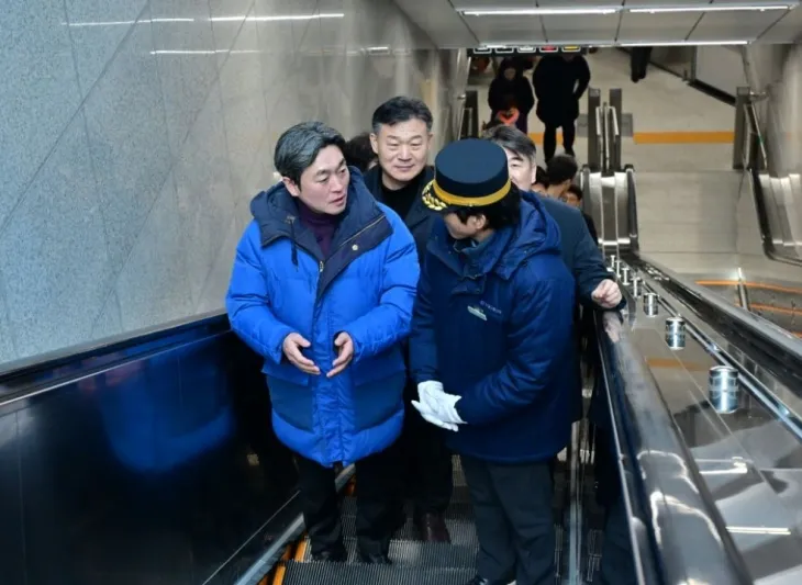 지난 17일 가산디지털단지역 7호선 #6출입구(구. #4 출입구) 승강편의시설(E/S) 확장 개통식에 참석한 김성준 의원(맨 앞줄 왼쪽)