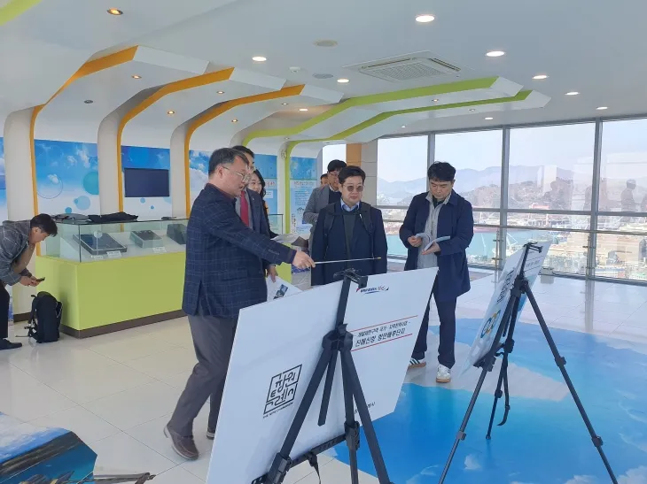 경남도와 해양수산부, 창원시가 17일 진해신항 항만배후단지 국가지역전략사업 선정지를 대상으로 합동점검을 벌이고 있다. 2025.3.17. 경남도 제공