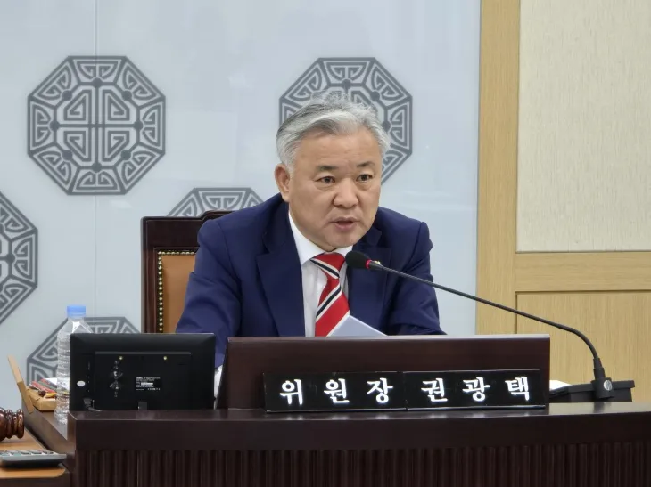 지난 11일 열린 제353회 임시회에서 발언중인 권광택 위원장. 경북도의회 제공