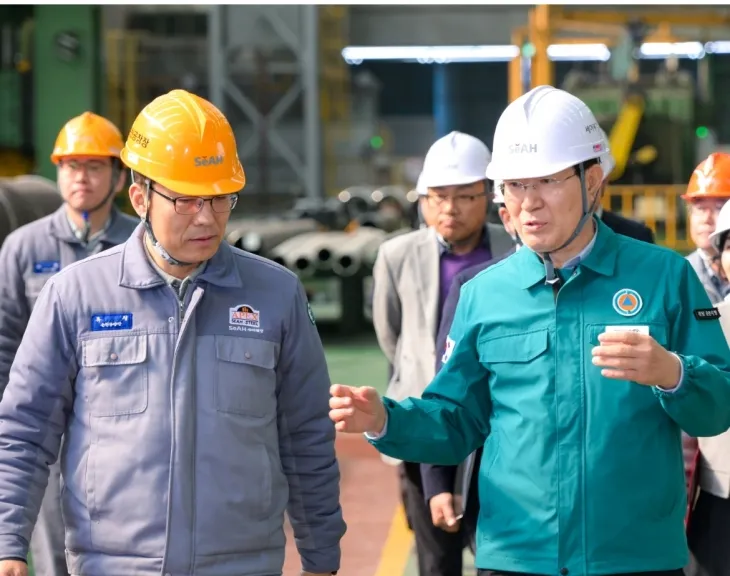 노관규 시장이 율촌산단에 위치한 ㈜세아제강 기업을 방문해 류청 공장장으로 부터 애로사항 등에 대한 얘기를 나누고 있다.