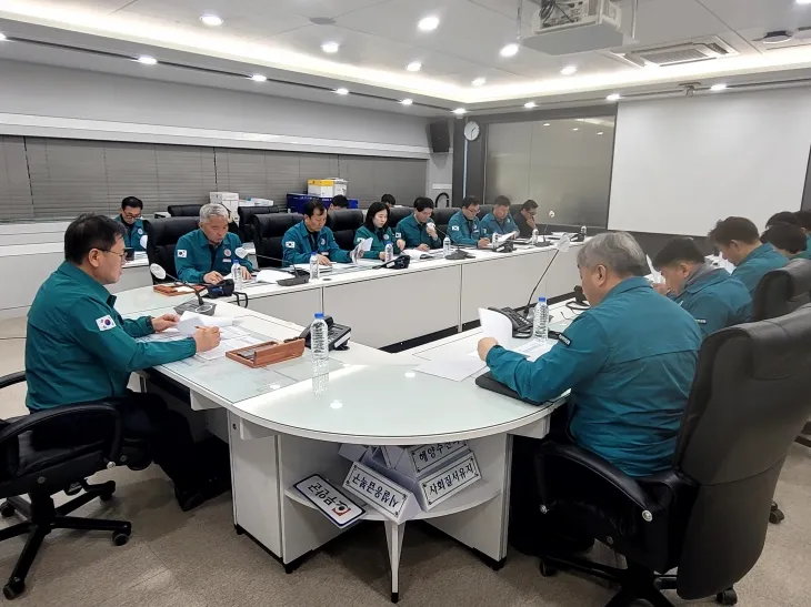 무안군이 17일 군청 재난안전상황실에서 구제역 확산 방지 재난안전대책회의를 하고 있다.