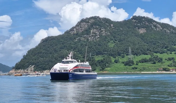 전남도 반값 운임 지원을 받는 여수~거문 항로를 운항하는 하멜호. 전남도 제공